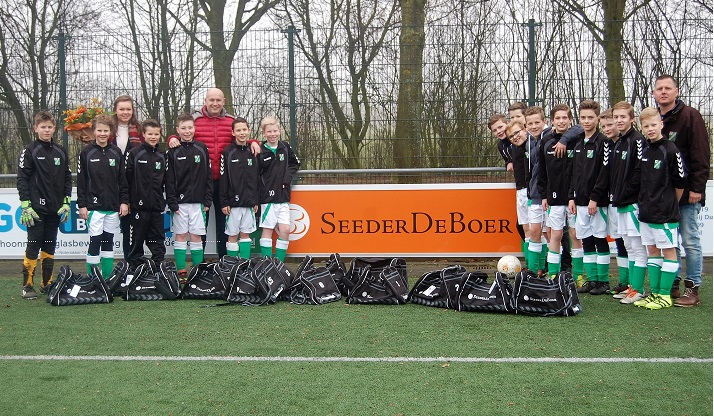 Seeder de Boer sponsor nieuwe tassen JO13-1