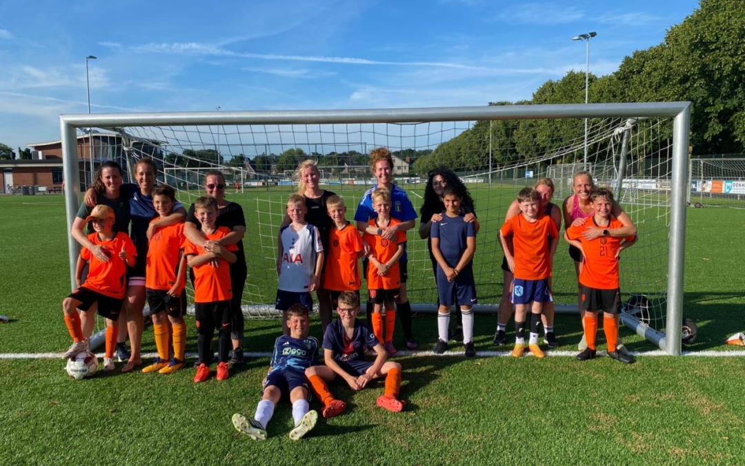 Moeders vs. JO10-2: strijd in tropische temperaturen! ☀️⚽