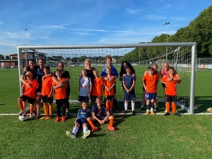 Moeders vs. JO10-2: strijd in tropische temperaturen! ☀️⚽