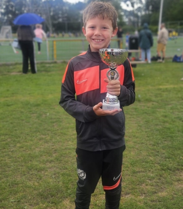 Sverre uit de JO10-2 met zijn eerste toernooi!